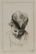 Büste eines Mädchens mit Hut in Frontalansicht, den Kopf nach unten geneigt