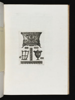 Vignette mit einer Kommode, einer Sänfte, einer Vase und verschiedenen Ornamentbändern