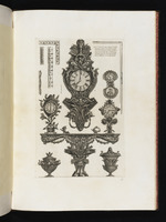 Verschiedene Möbelstücke, unter anderem eine Uhr, die für Kardinal Rezzonico hergestellt wurde