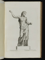 Statue einer jungen Frau mit erhobenem rechtem Arm